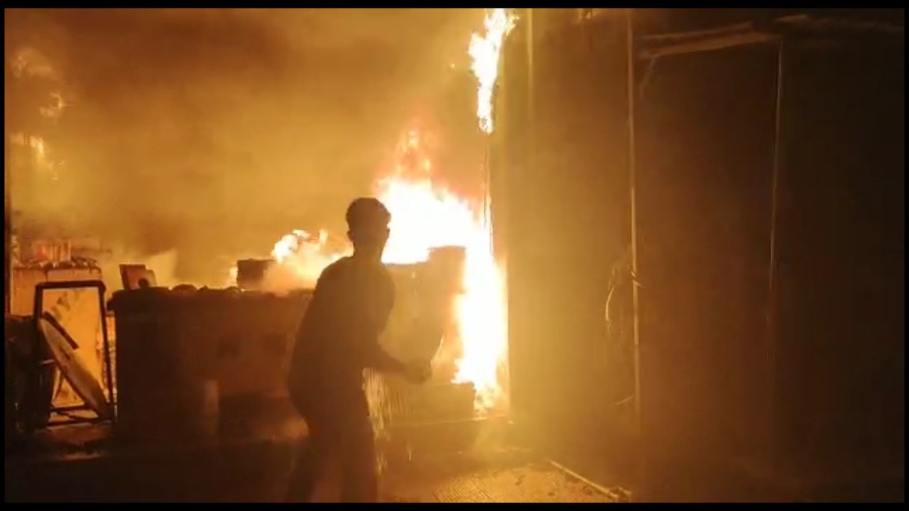 अज्ञात कारणों के चलते दुकान में लगी आग, लाखो का सामान जलकर राख