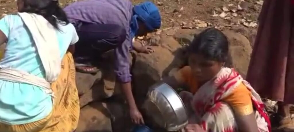 डिंडौरी जिले के पांडपुर गांव की तस्वीर बयां कर रही सिस्टम की लाचारी