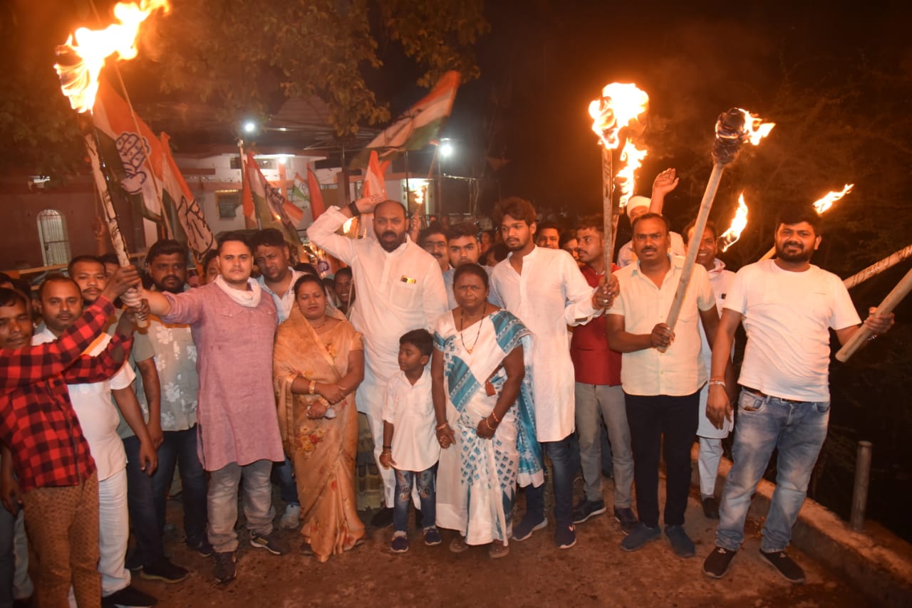 कछपुरा में कांग्रेस विधायक को जनता ने घेरा, कैंट में कांग्रेस का मशाल जुलूस