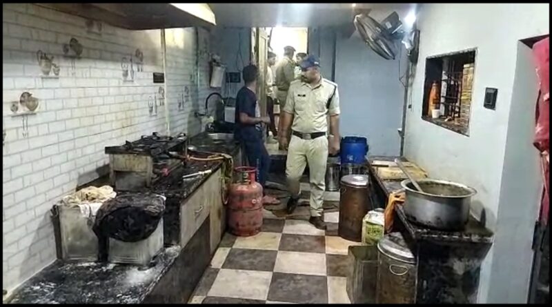 जबलपुर रेलवे स्टेशन पर गंदगी में बनाकर अवैध वेंडर बेच रहा था खाना