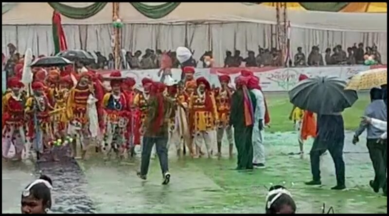 कलेक्टर, प्रभारी मंत्री और महापौर के मनाने पर भी बारिश में कार्यक्रम करते रहे बच्चे