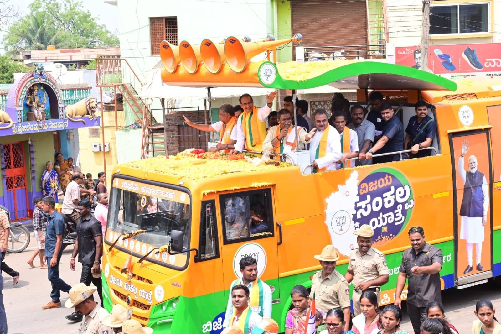 कर्नाटक के रण में उतरे शिवराज, कांग्रेस अध्यक्ष खड़गे से जताई सिम्पेथी, कहा-कर्नाटक का हुआ अपमान