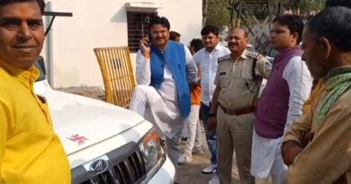 भिंड : CSP की गाड़ी पर पैर रखकर खड़े हुए BJP MLA संजीव सिंह कुशवाहा