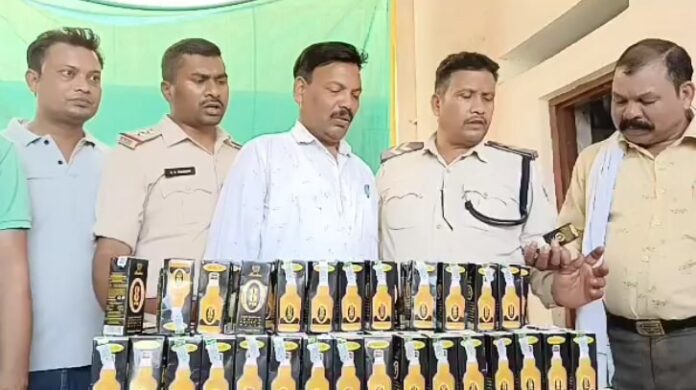 RPF arrested the sweeper who was transporting liquor illegally in the train
