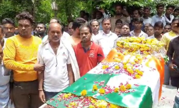 Eyes moist due to the martyrdom of young Sangeet Suryavanshi, cremated with state honors