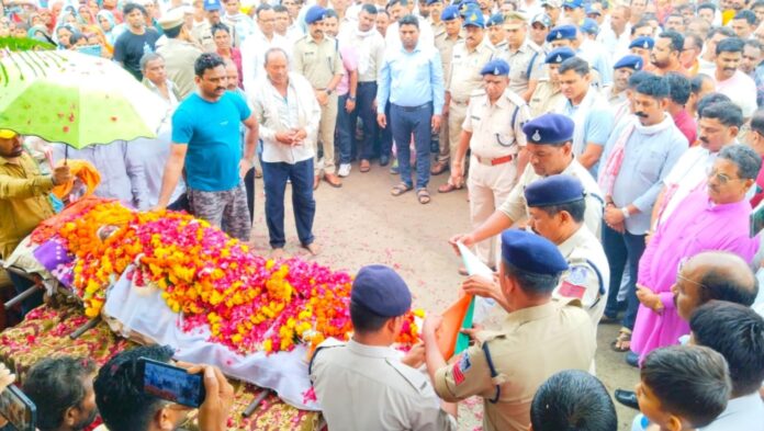 Expressing grief over the death of TI Rajaram Vaskale, Chief Minister Shivraj Singh Chouhan announced a Samman Nidhi of Rs 1 crore.